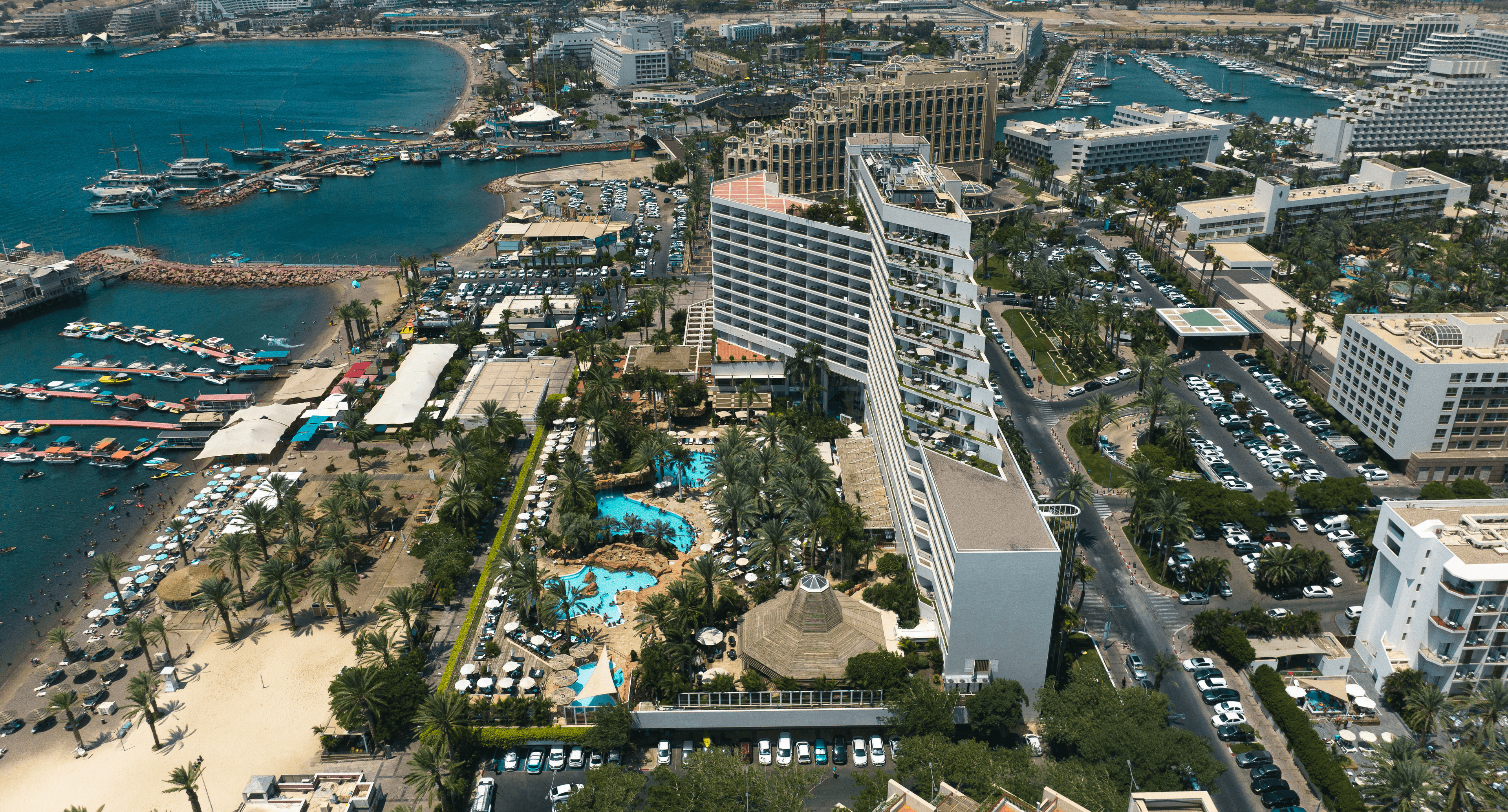 בית מלון הבנוי על רצועת חוף Hotel Located Along the Shore