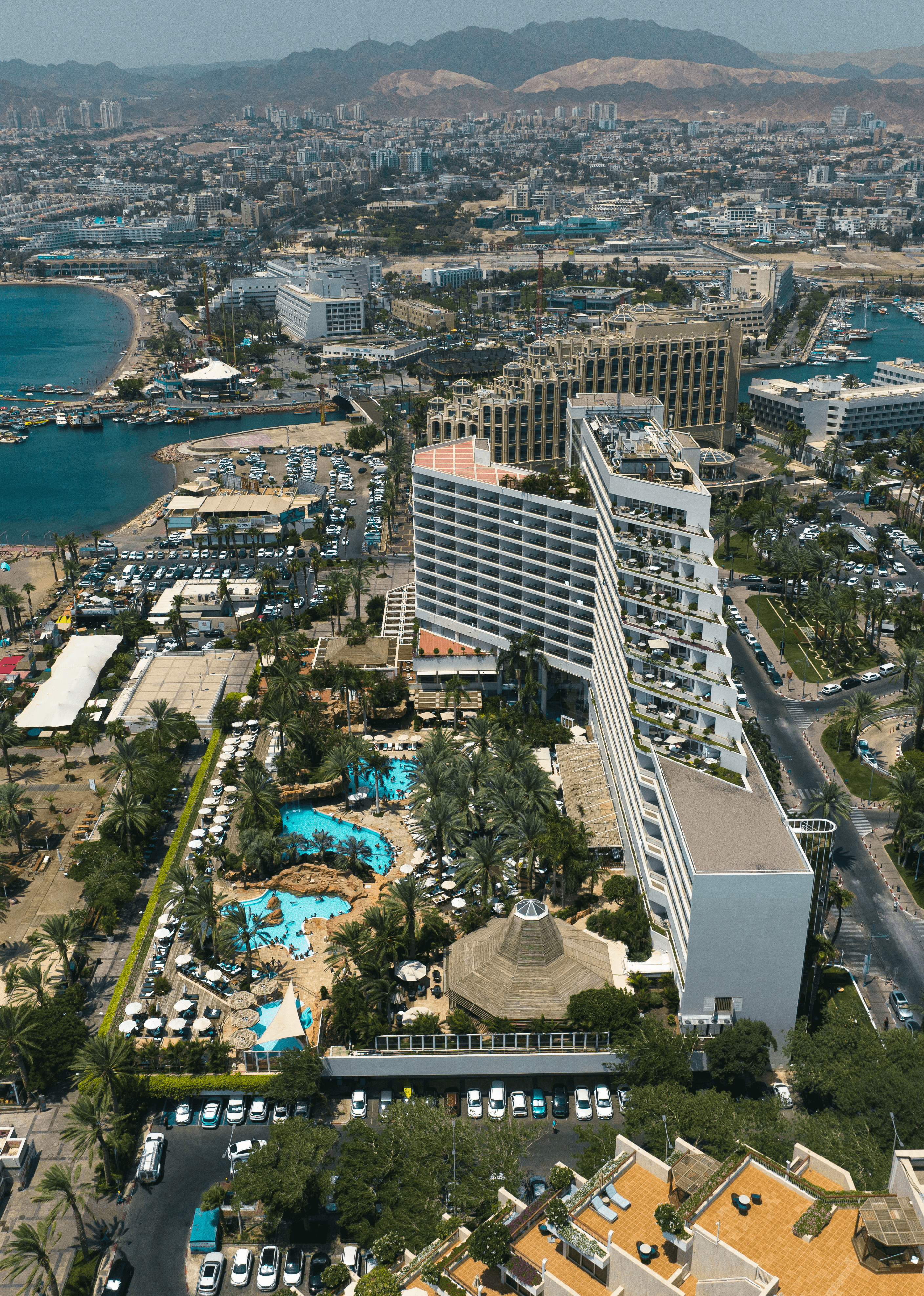 בית מלון הבנוי על רצועת חוף Hotel Located Along the Shore