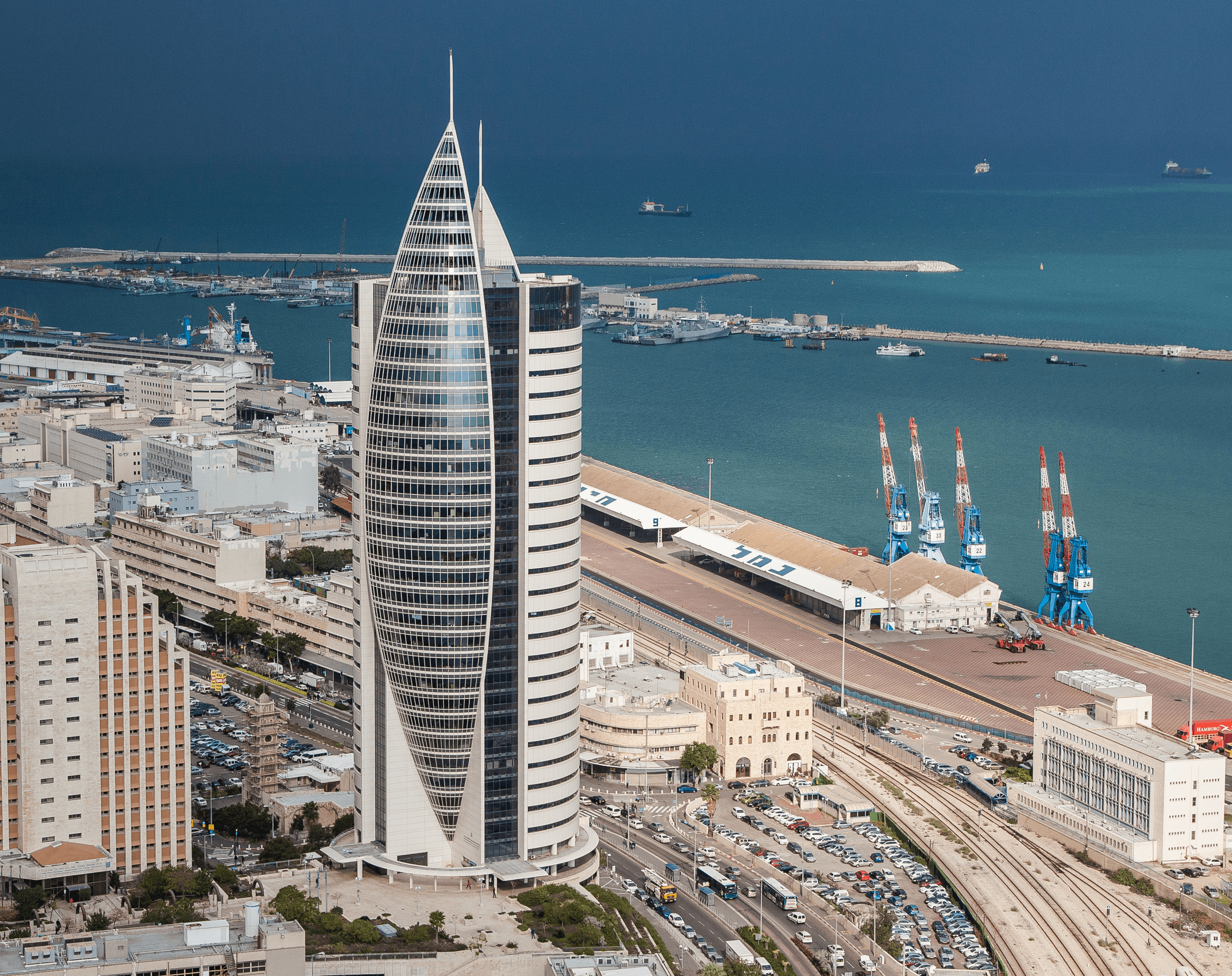 מגדל לאורך רצועת חוף Tower Along a Coastal Strip