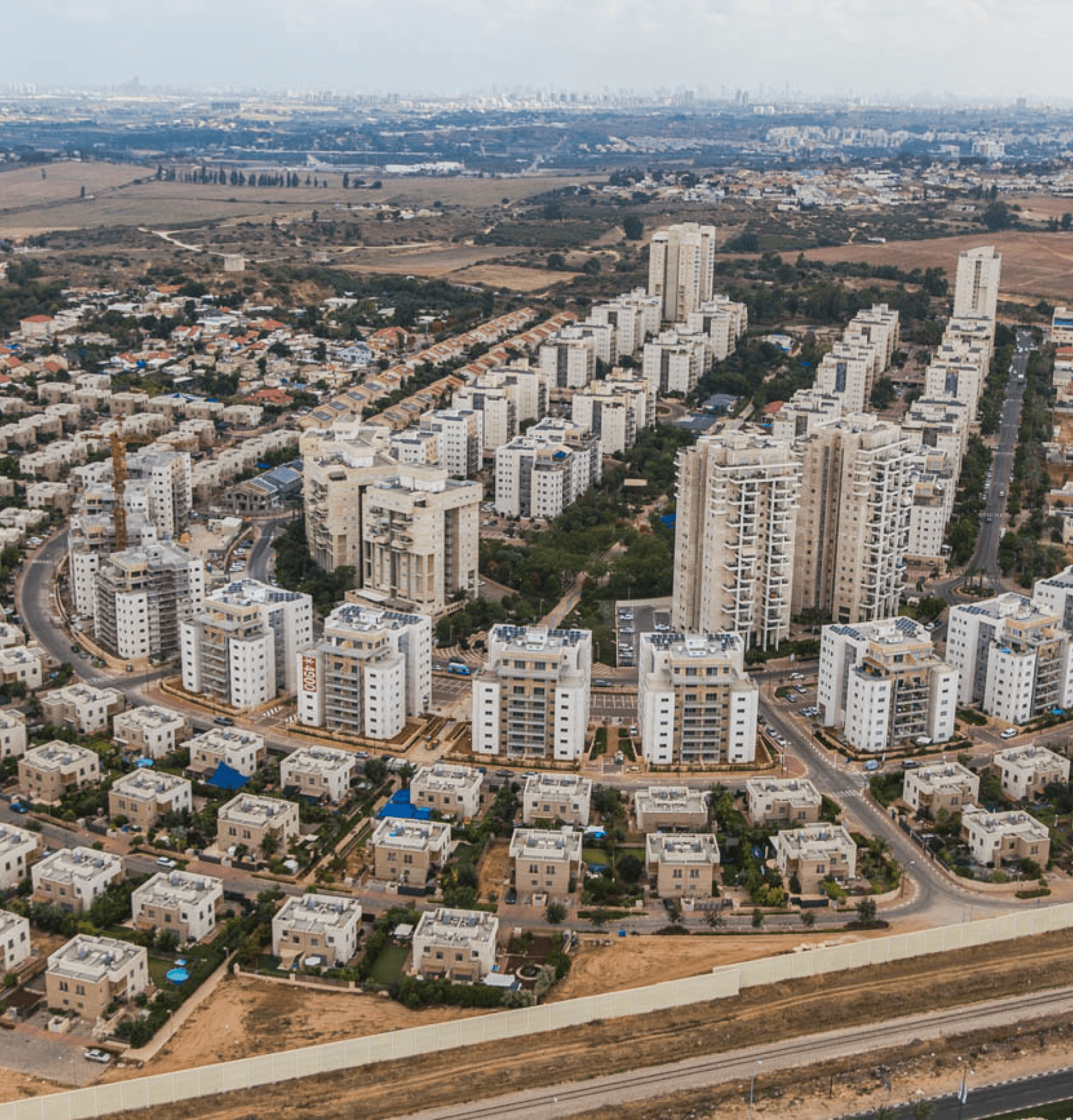 שכונת מגורים הכוללת בתים פרטיים ומגדלי מגורים A Residential Neighborhood with Private Houses and Residential Towers