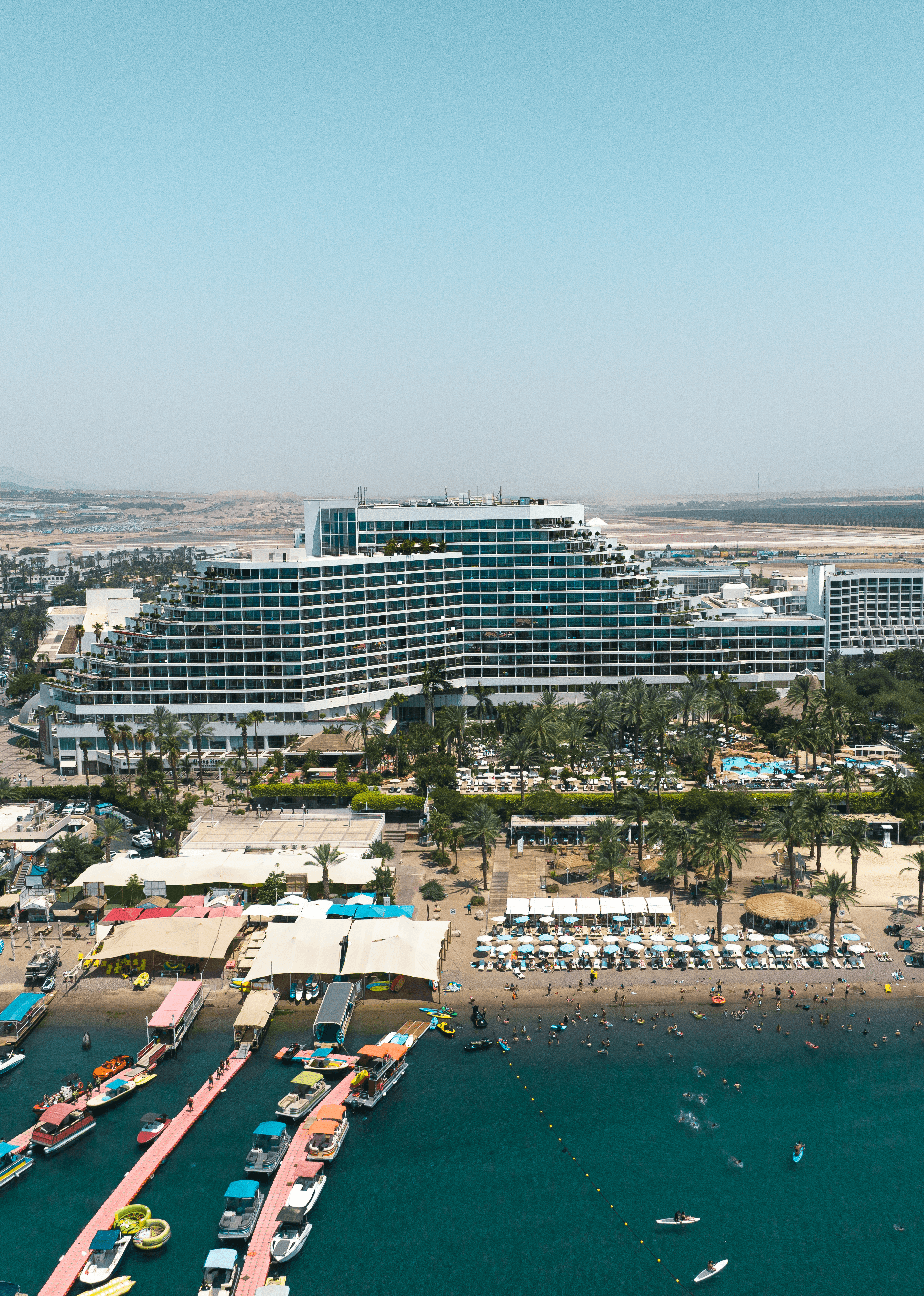 מלון הממוקם לאורך רצועת חוף Hotel Located Along the Shore