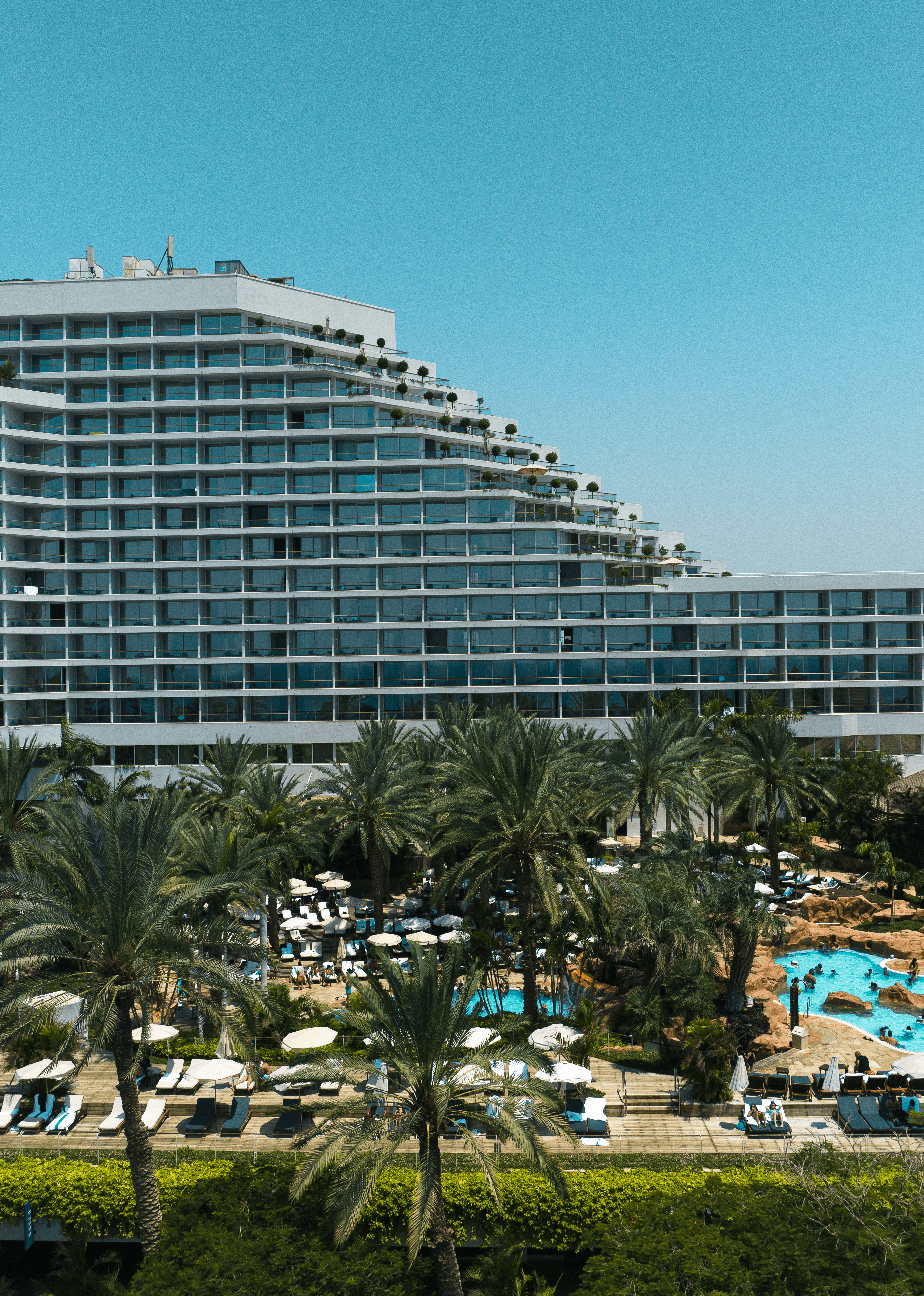 המלון מכיל 364 סוויטות וחדרים The Hotel Contains 364 Suites and Rooms