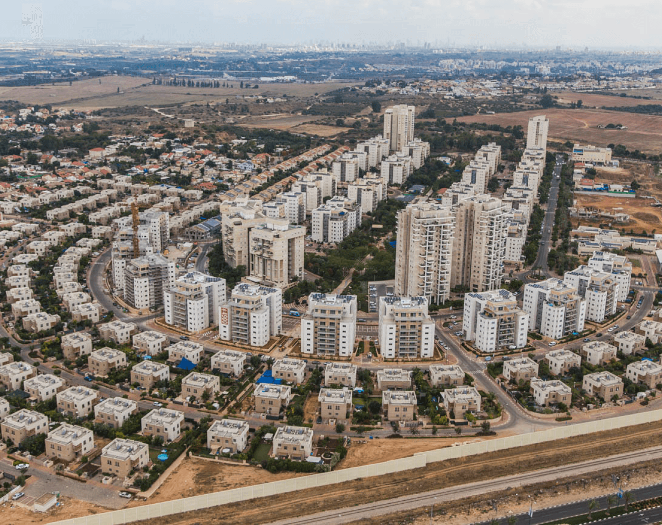 שכונת מגורים הכוללת בתים פרטיים ומגדלי מגורים A Residential Neighborhood with Private Houses and Residential Towers