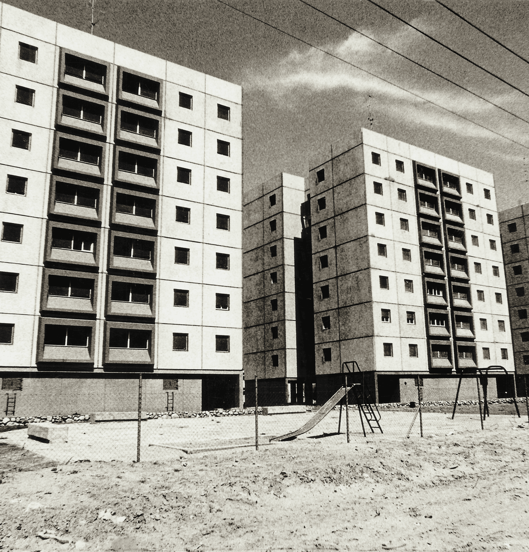 שני בניינים ופארק ילדים Two Buildings and Park