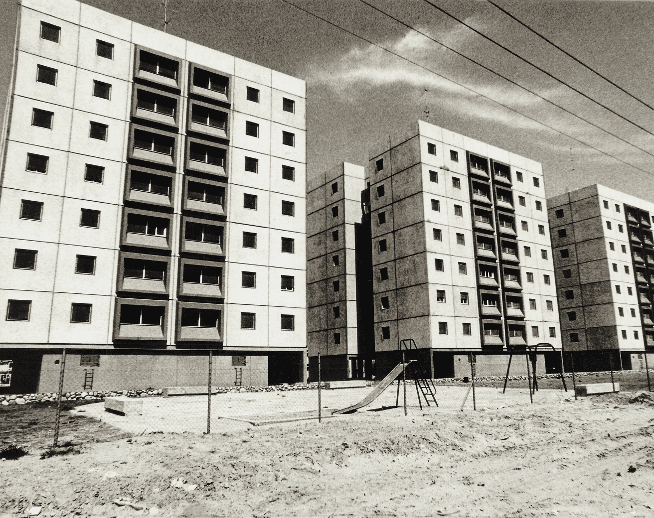 שני בניינים ופארק ילדים Two Buildings and Park