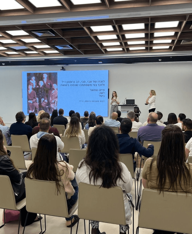 זיכרון בסלון באשטרום נכסים Memories in the Living Room at Ashtrom Properties